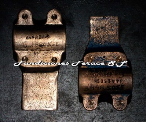 Dos piezas de metal con la palabra fundiciones ferace sf en la parte inferior