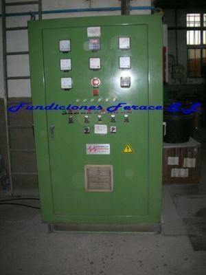 Una caja eléctrica verde con la palabra fundiciones.