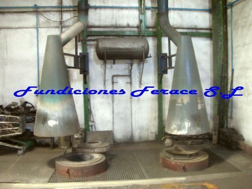 Un edificio con un cartel que dice fundiciones ferace sl