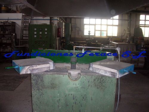 Una máquina está sentada en una habitación en una fábrica.