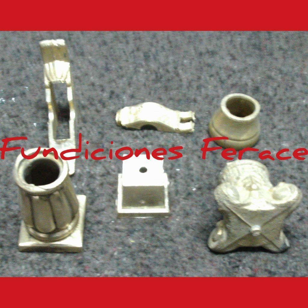 Un montón de piezas de latón con la palabra fundiciones ferace en la parte inferior.