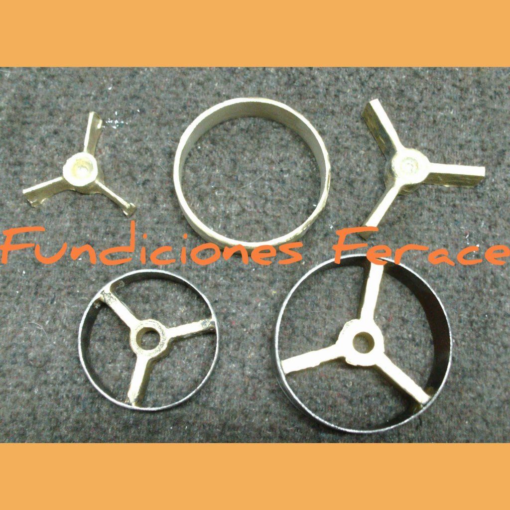 Un montón de círculos de metal con las palabras fundiciones ferace en la parte inferior.