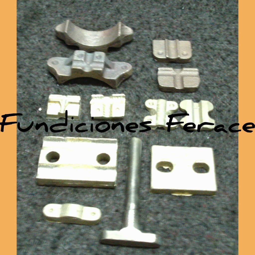 Un montón de piezas de metal con la palabra fundiciones ferace en la parte inferior.
