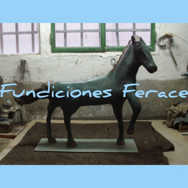 Una estatua de un caballo con las palabras fundiciones ferace escritas en ella