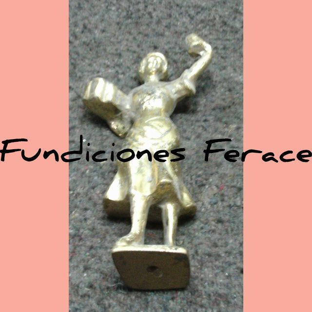 Una estatua de una mujer con las palabras fundiciones ferace debajo.