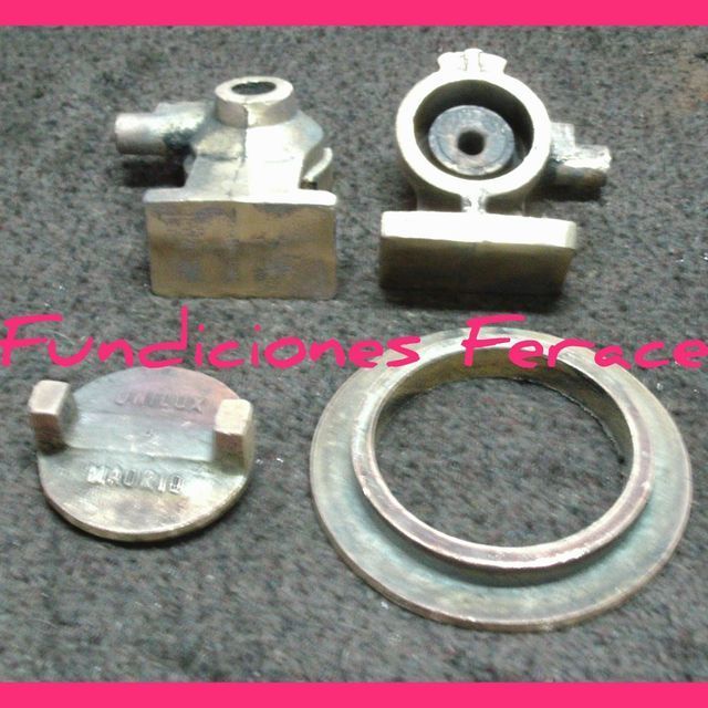 Una imagen de algunas piezas de metal con las palabras fundiciones ferace en la parte inferior.