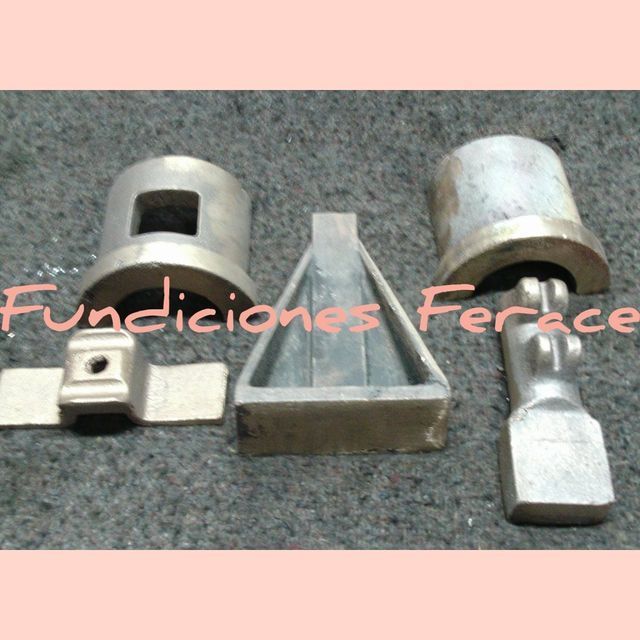 Un montón de piezas de metal con la palabra fundiciones ferace en la parte inferior.