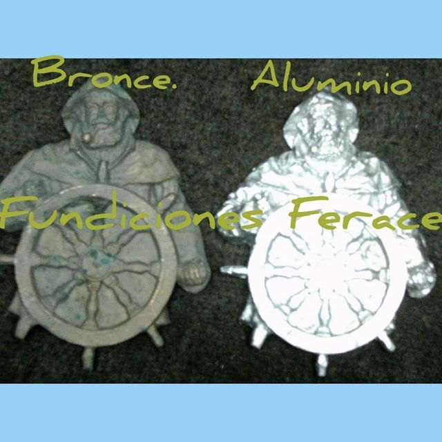 Una estatua de bronce y aluminio de un hombre sosteniendo un volante.