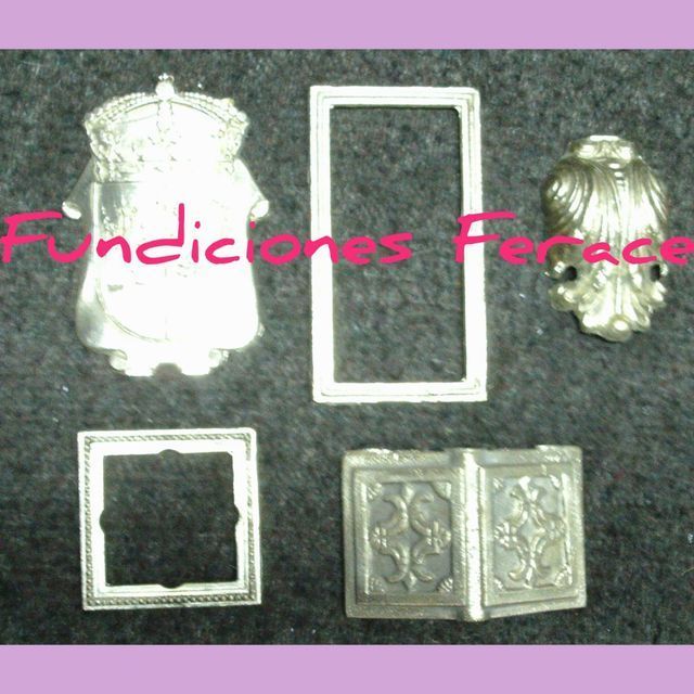 Un montón de piezas de metal con la palabra fundiciones escrita en ellas.