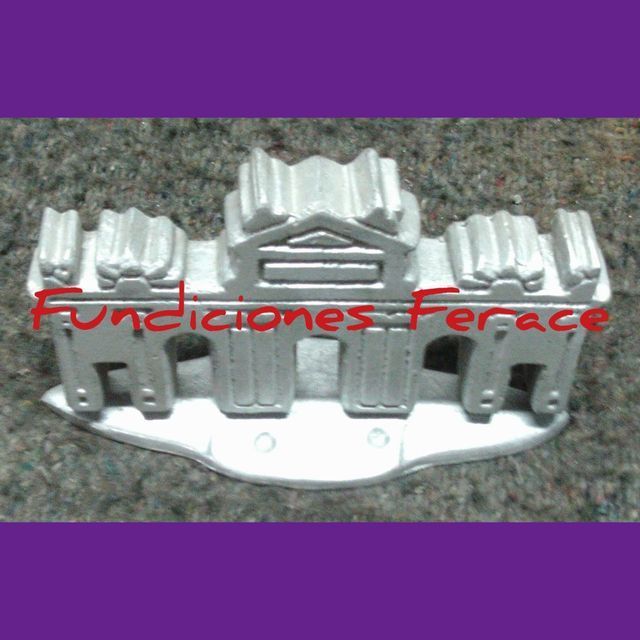 Un edificio plateado con la palabra ferace en él.