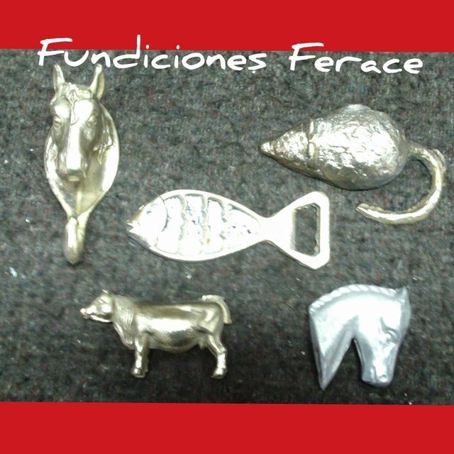 Animales fundidos sobre una superficie negra con las palabras fundiciones ferace encima de ellos.