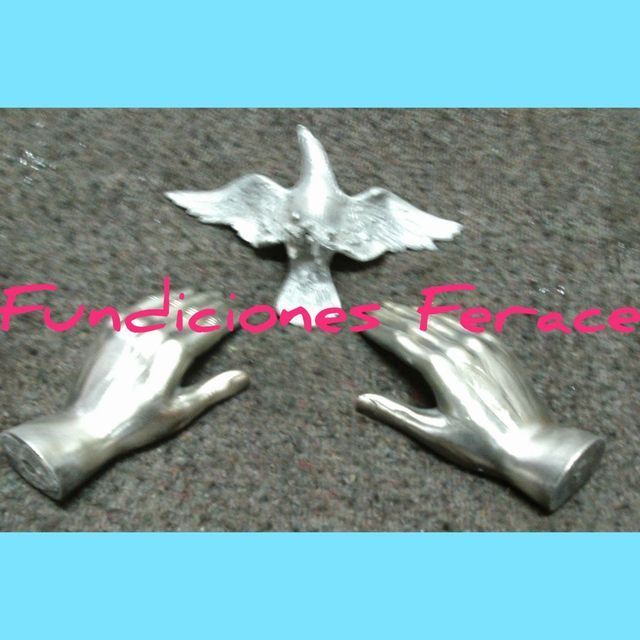 Un par de manos plateadas sosteniendo un pájaro con las palabras fundiciones ferace en rojo.