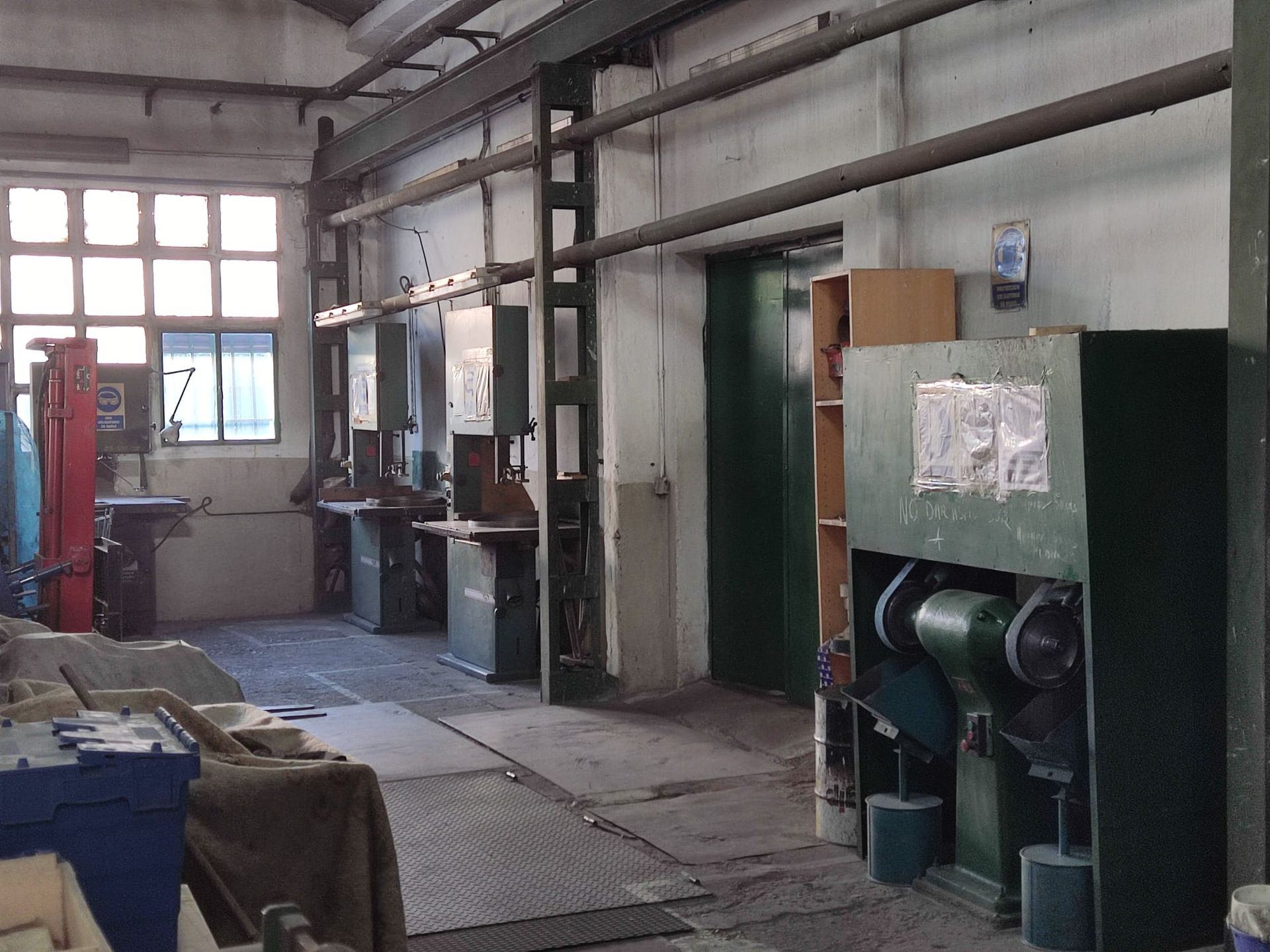 Una habitación con mucha maquinaria y un cartel que dice 