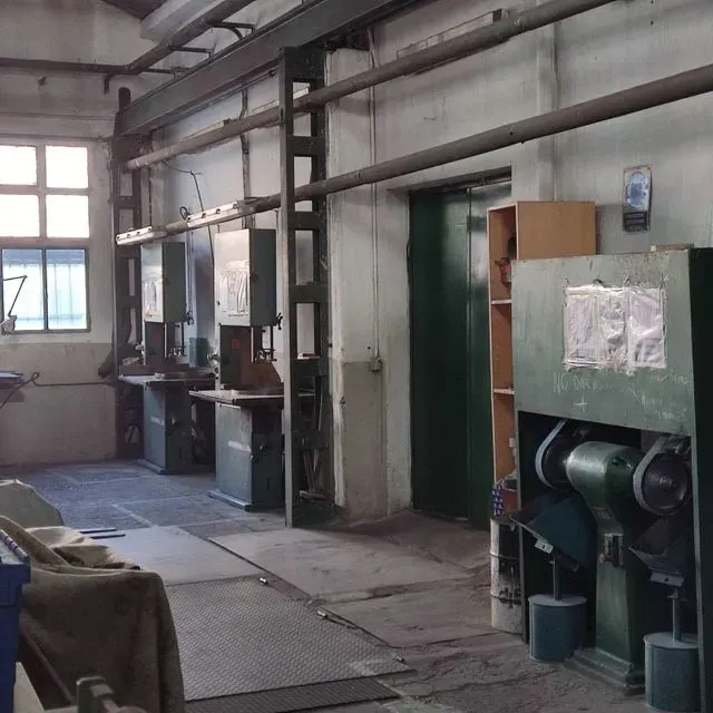 Una habitación con mucha maquinaria en ella