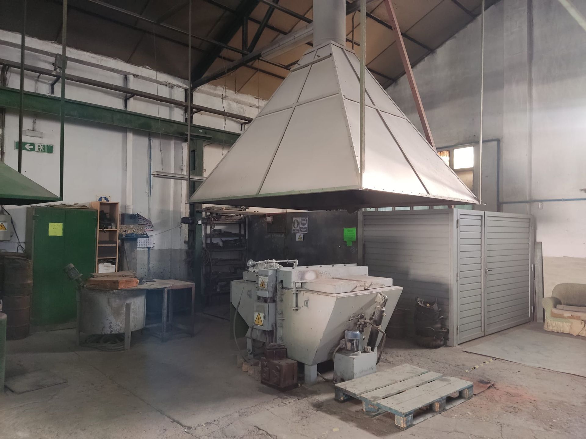 Una gran campana extractora cuelga del techo de una fábrica.