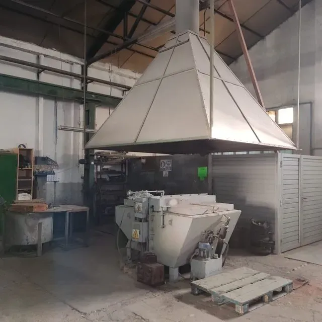 Una chimenea en un almacén con un cartel que dice 