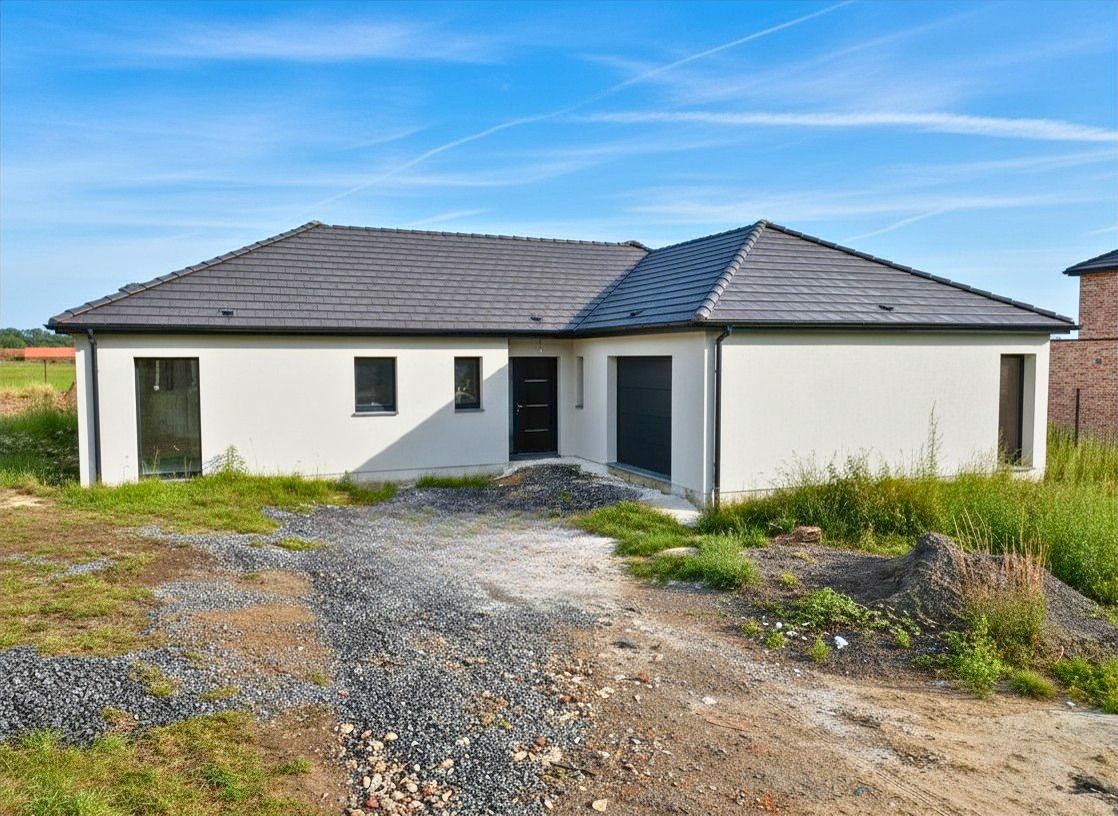 Fin de chantier pour une maison neuve de plain-pied