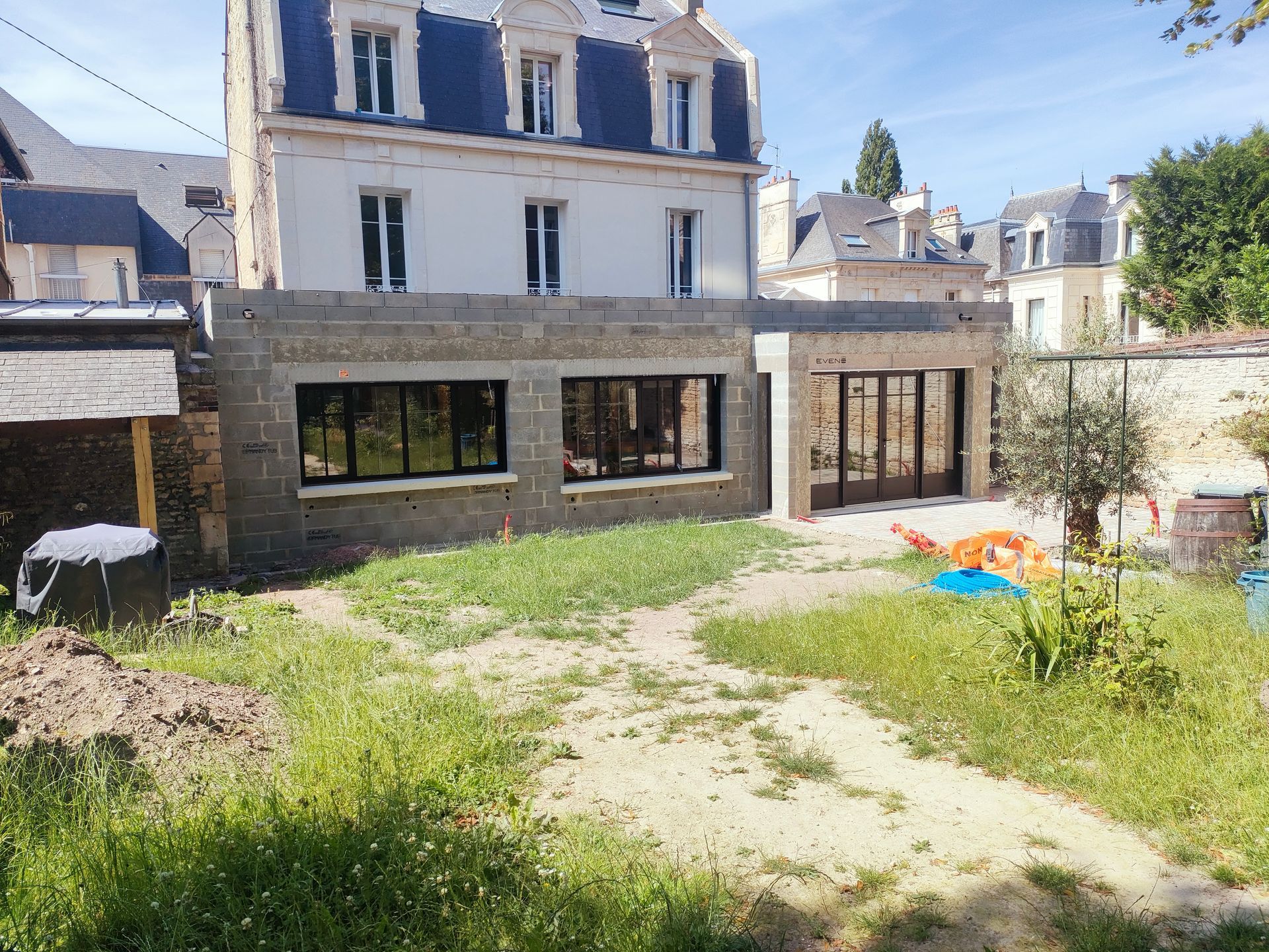 Grandes baies vitrées avec contour noir