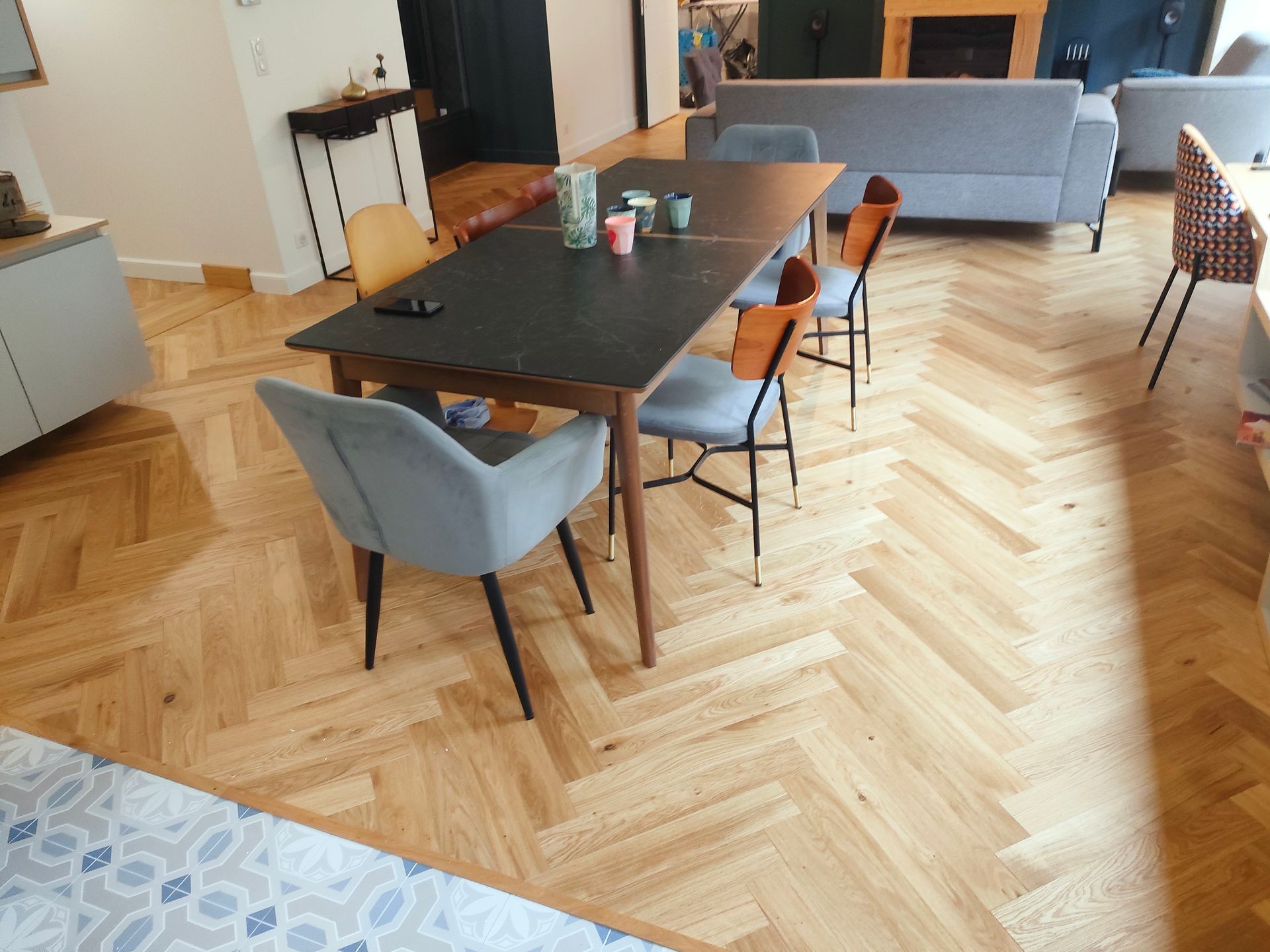 Salon avec parquet flottant