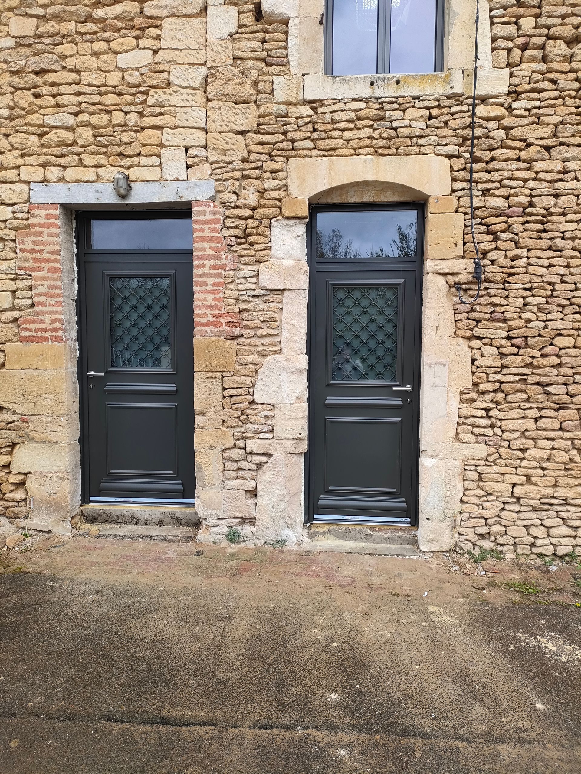 Deux portes d'entrée en PVC de couleur noire