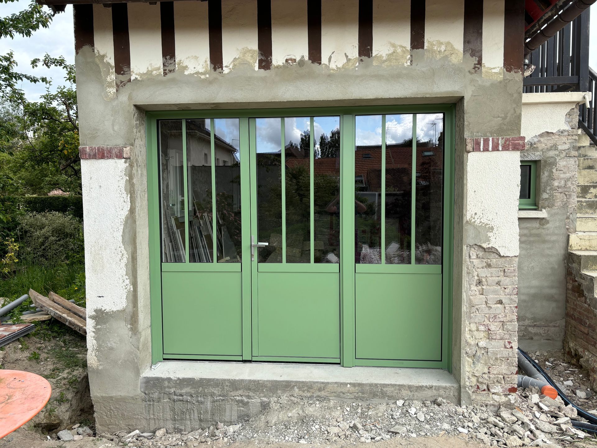 Porte triple vantaux