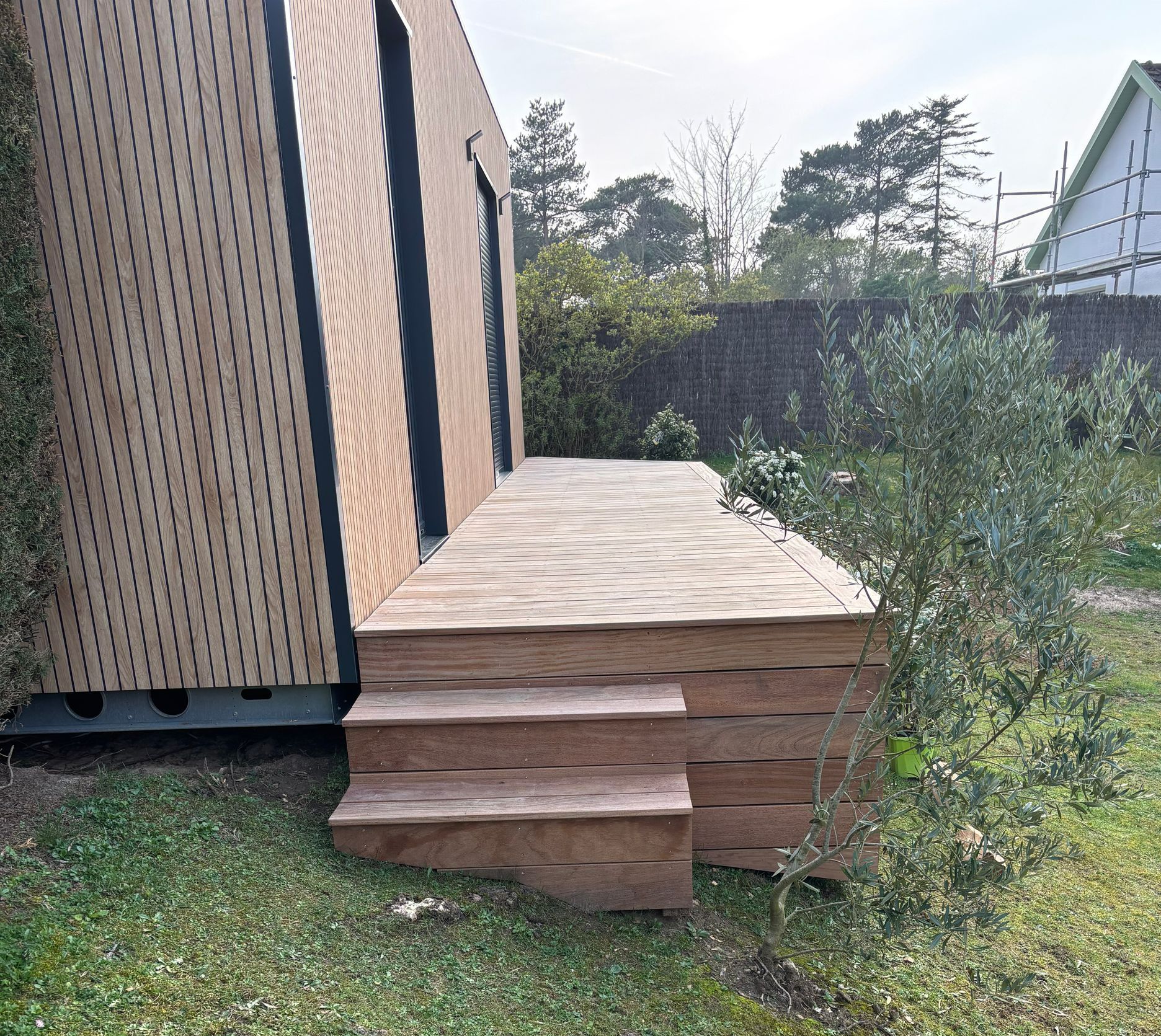 Rallongement de maison en bois avec des petites marches
