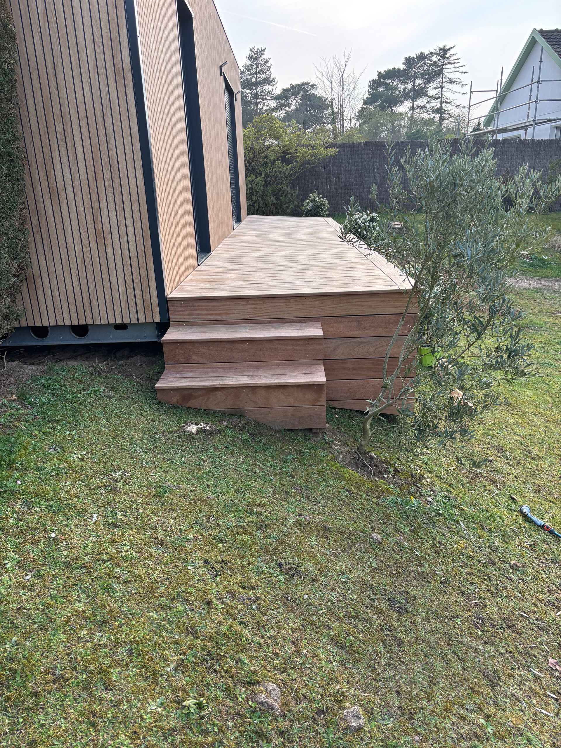Terrasse avec des petites marches en bois