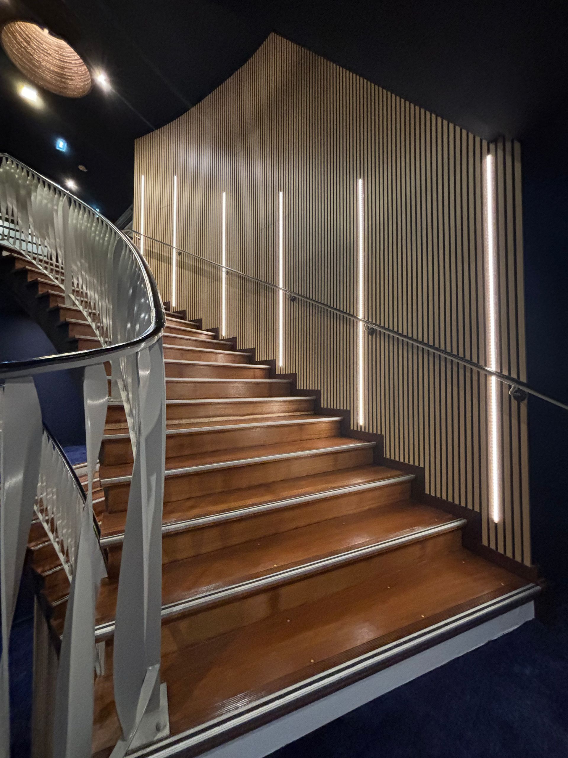 Escalier intérieur lumineux en bois
