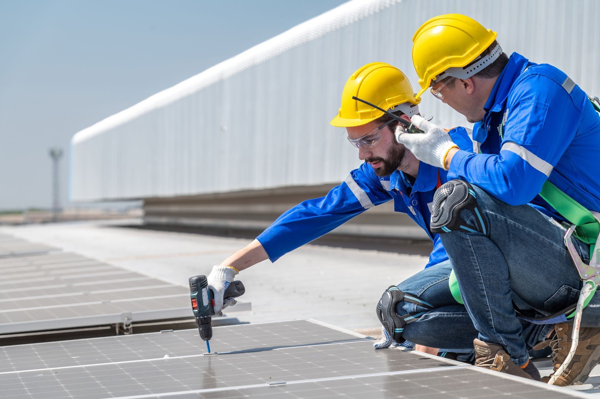 Deux hommes installent un panneau solaire