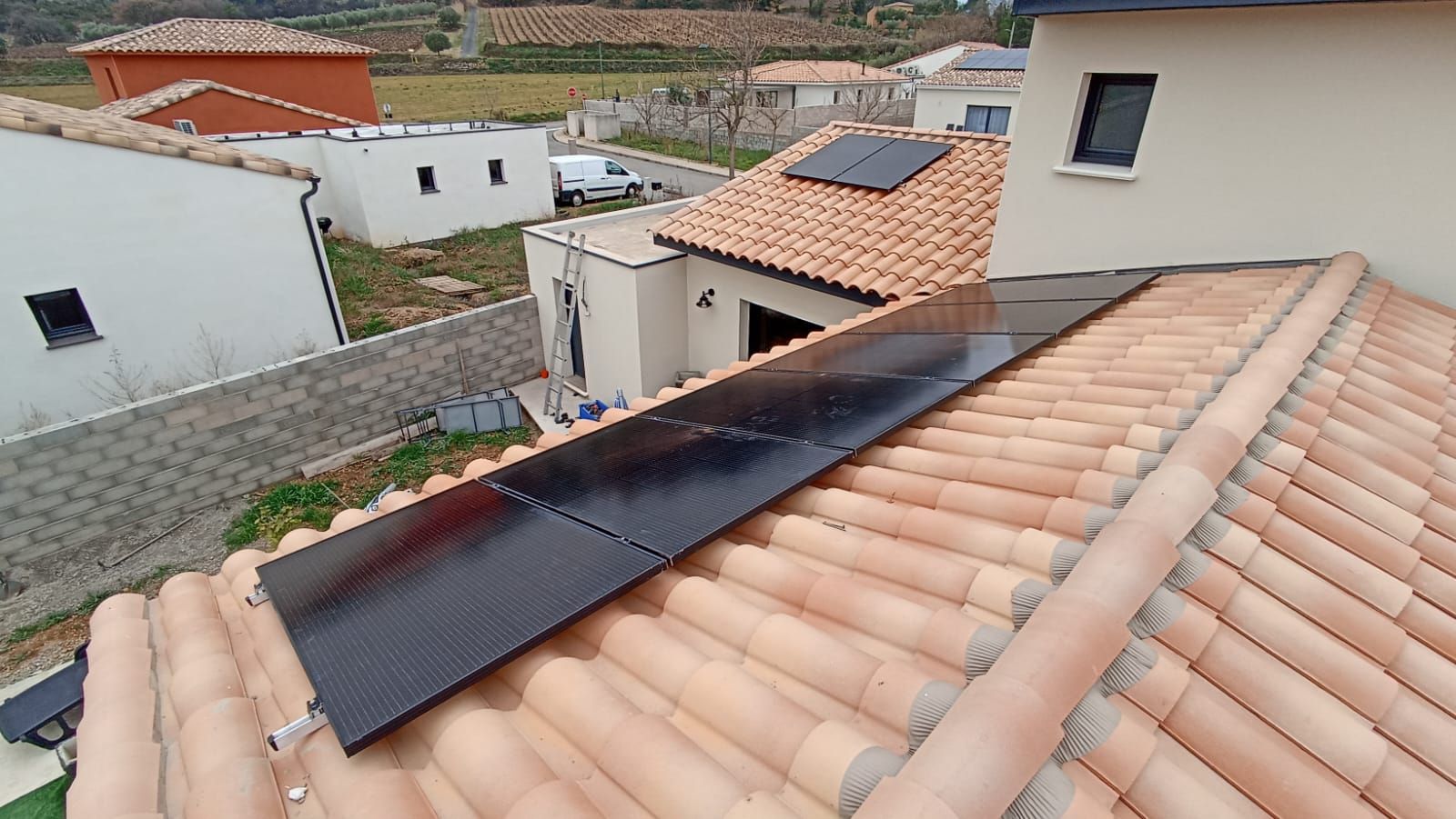 Un toit en tuiles avec des centrales photovoltaïques