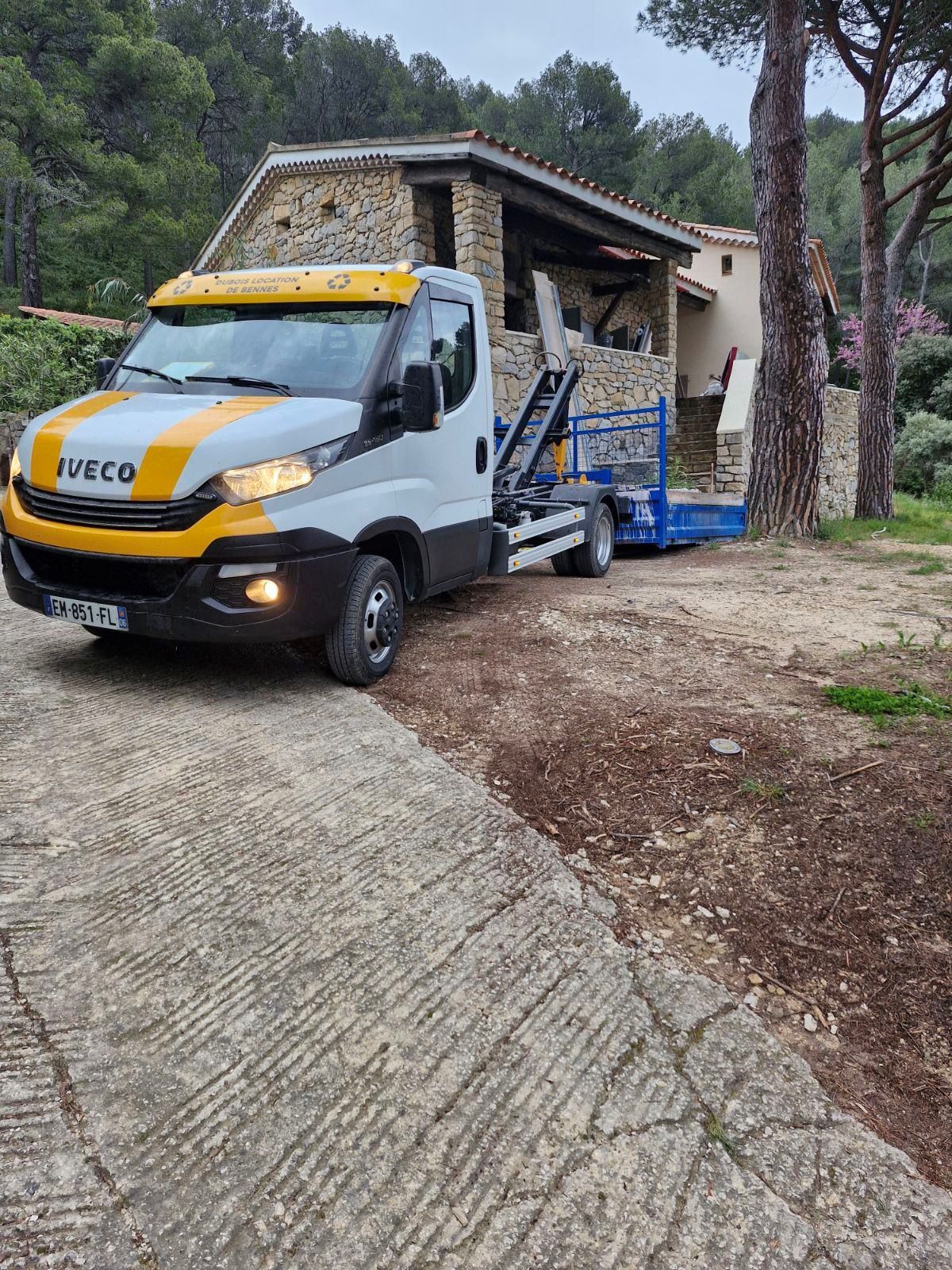 Benne blanche avec des gravats dedans