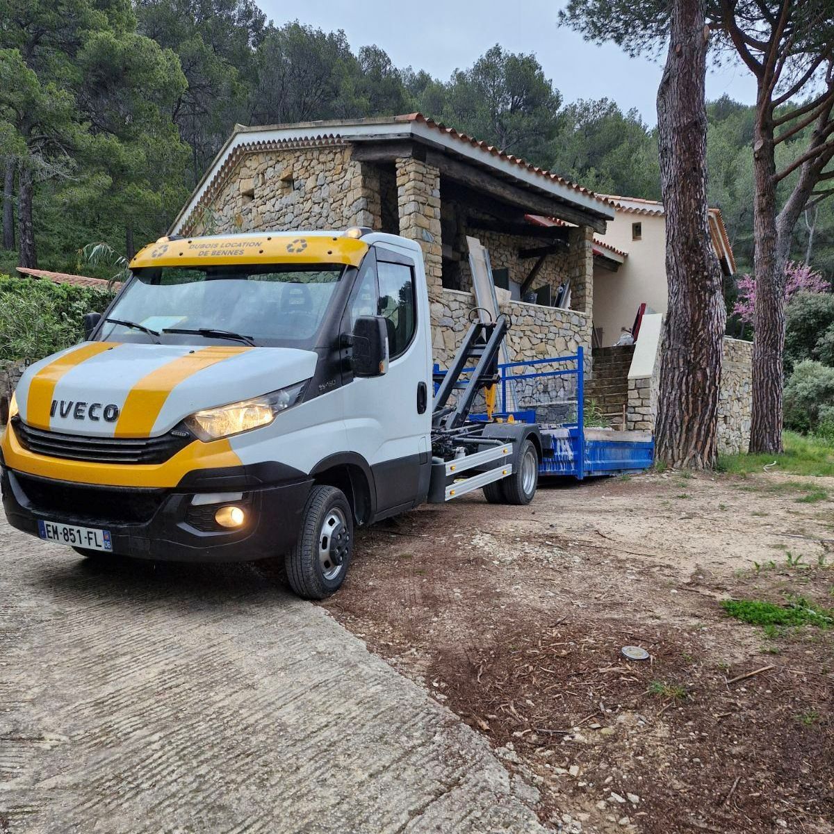 Camion pour le transport des bennes