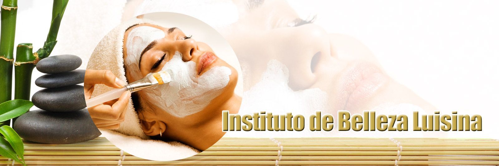 Mujer con mascarilla facial en un spa. Junto a ella, bambú y piedras de spa apiladas; fondo tostado y blanco.