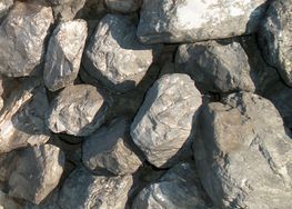 Una pila de rocas colocadas una encima de otra.