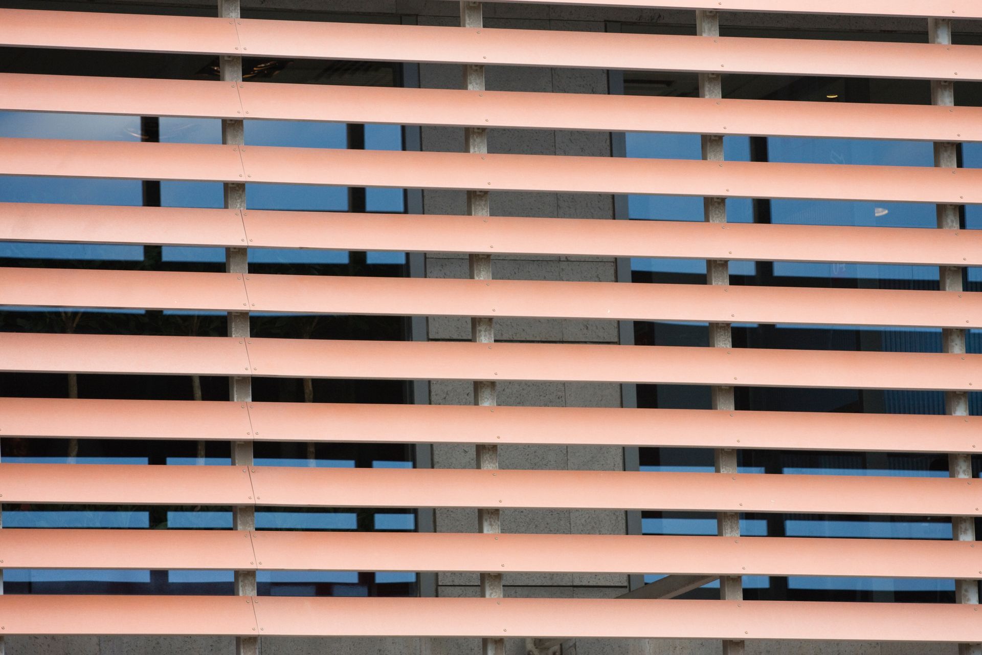 Brise soleil devant des fenêtres