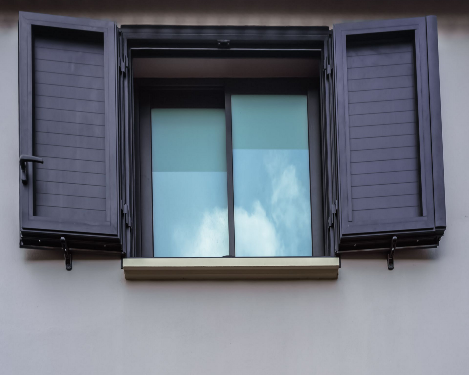 Fenêtre coulissante avec volets battants ouverts