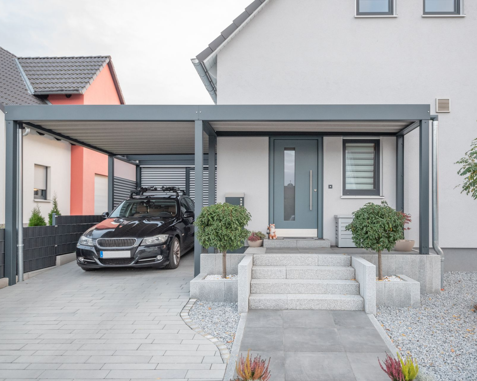 Ensemble de menuiseries extérieures neuves installées sur une maison moderne