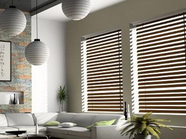 Store brise soleil dans un salon moderne