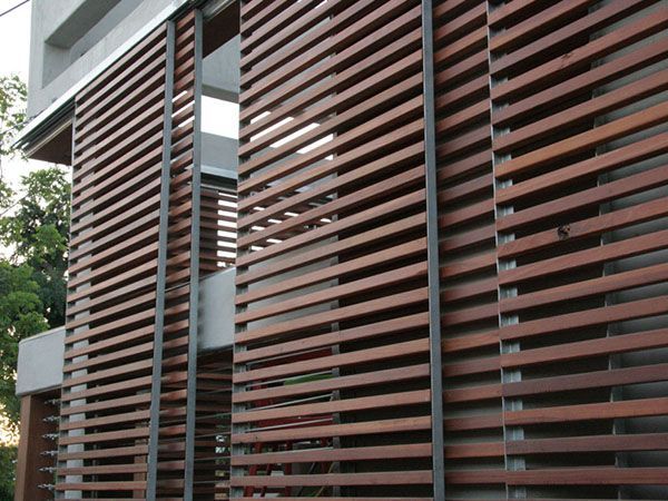 Brise soleil en bois sur la façade d'une maison moderne