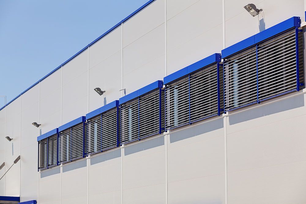 Brises soleil devant des fenêtres d'entreprise