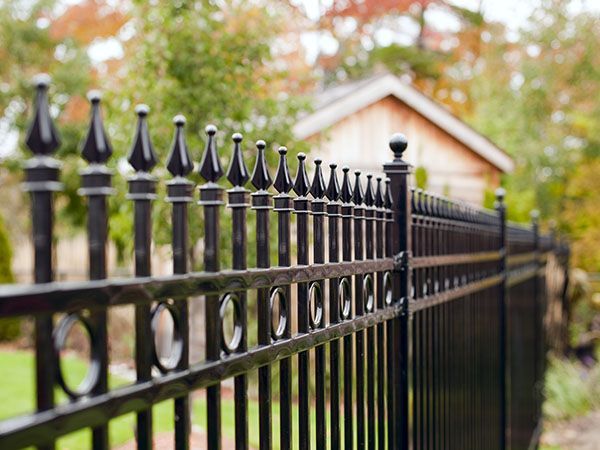 Clôture de jardin en métal noir avec différents motifs