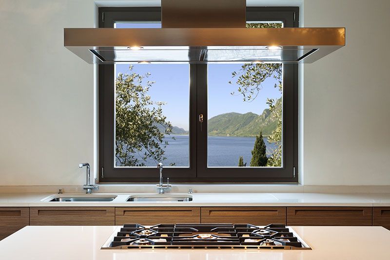 Fenêtre grise devant un évier de cuisine