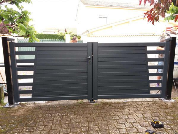 Portail battant gris