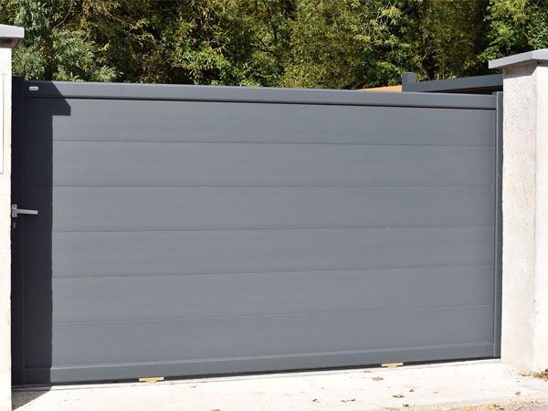 Portail coulissant gris