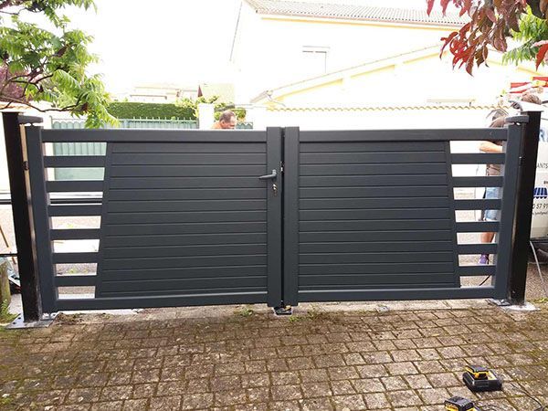 Portail de jardin gris