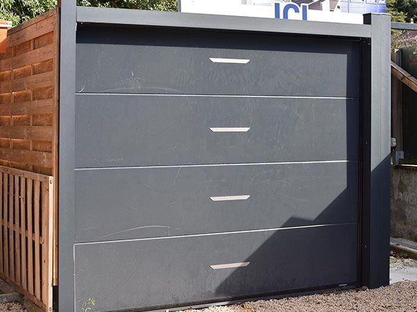 Porte de garage grise pour un petit garage