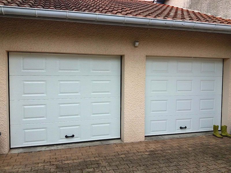 Porte de garage blanche sectionnelle