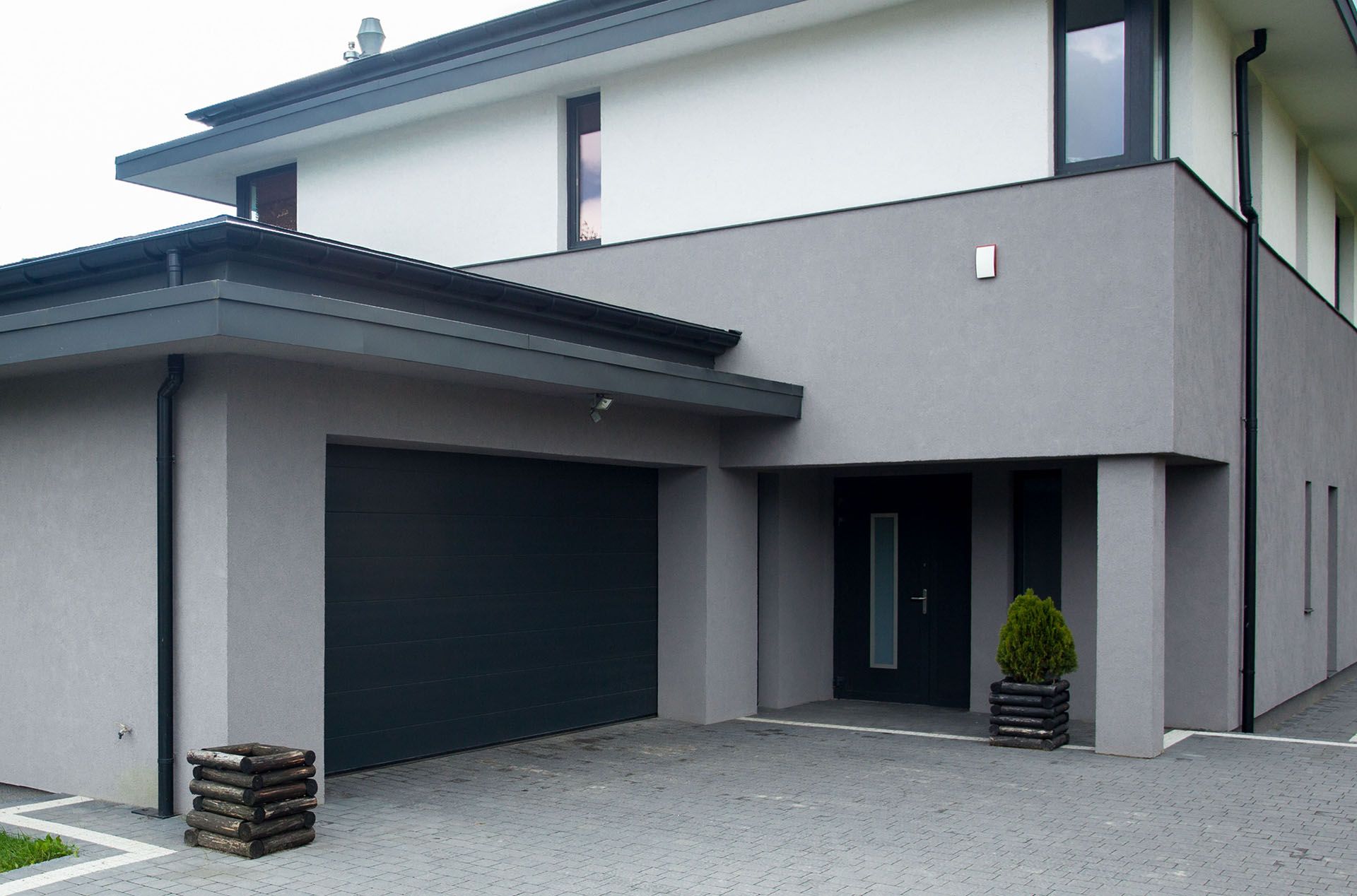 Porte de garage grise pour une maison moderne