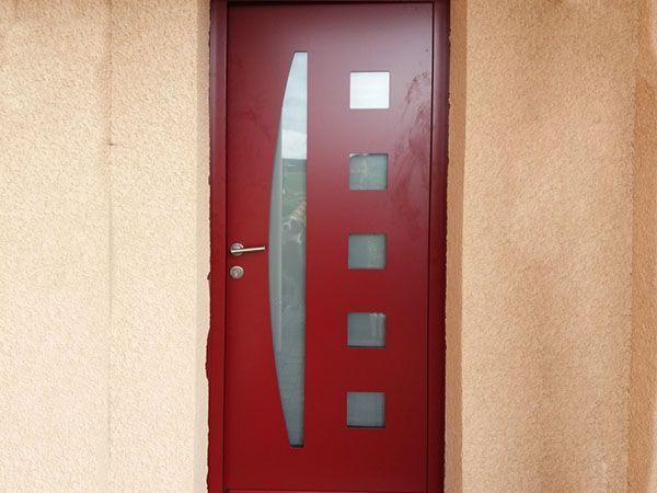 Porte d'entrée rouge avec des vitres opaques