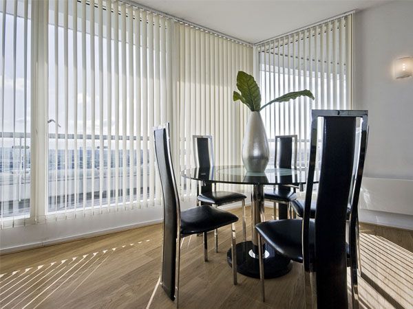 Stores californiens dans une pièce de vie